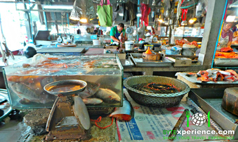 Picture food thai market chiang mai live alive fish pla sansai samyak cooking class Cooking@Home-Chiangmai comida peixe vivo mercado foto thailand tailandia culinaria aula chopping board